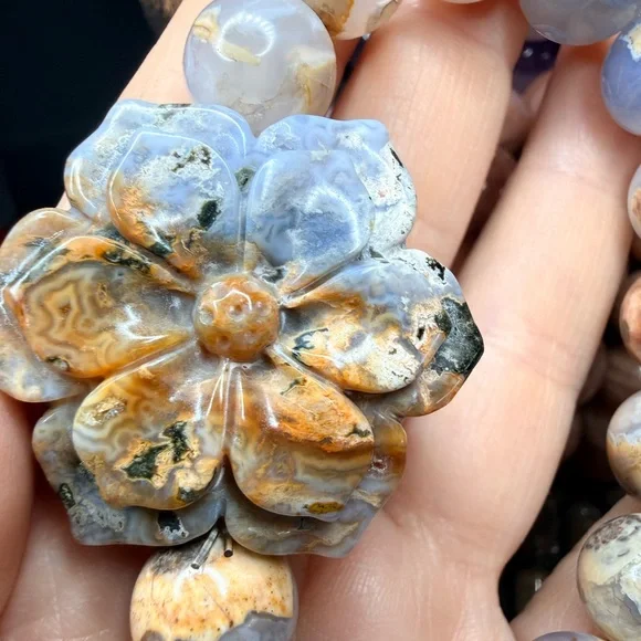 Skin on Chalcedony 12mm with OJ Flower - Picture 4 of 7